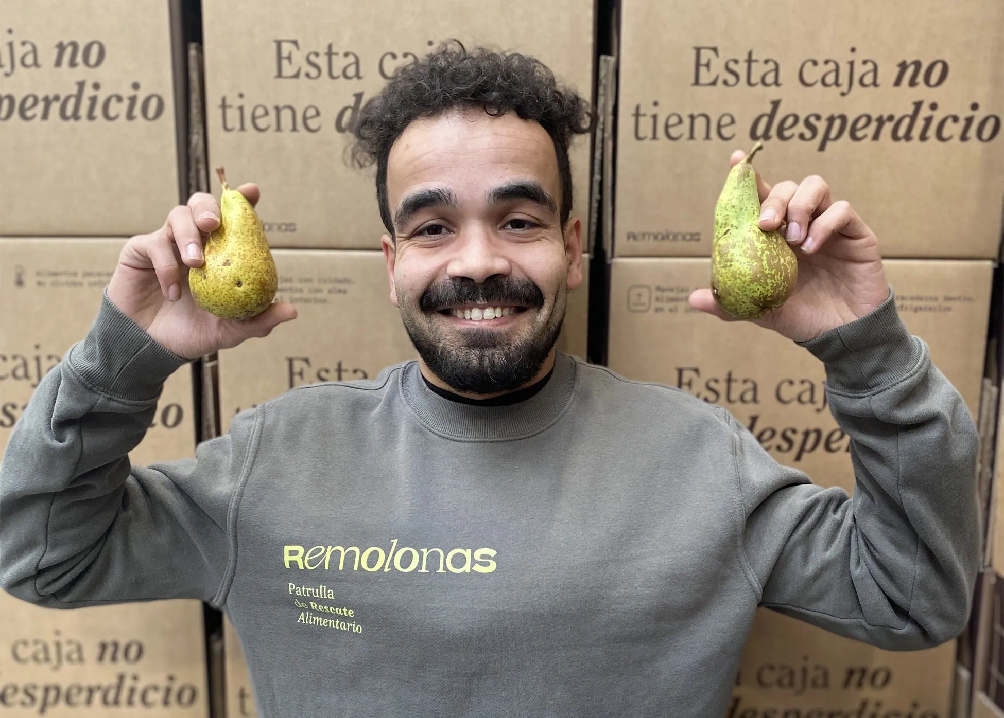 Equipo del centro especial de empleo preparando cajas Remolonas